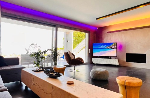 Kallitechnoupoli Villa | Ultimate Escape: Relaxing Stay with Hot Tub & Pool Access