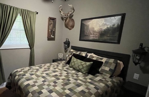 Minter Cabin | Relaxing Retreat: Discover Peace and Family-Friendly Comfort