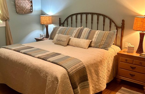 Minter Cabin | Relaxing Retreat: Discover Peace and Family-Friendly Comfort