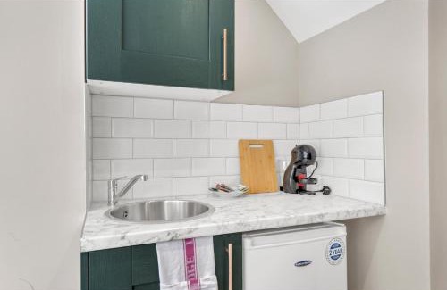 Shacklewell Apartment | Modern Studio: A Perfect Family Retreat for Your Getaway