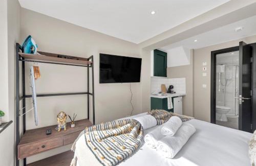Shacklewell Apartment | Modern Studio: A Perfect Family Retreat for Your Getaway