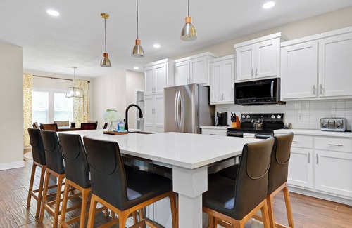I-435 West KC-KS House | The Ultimate KC BNB-21 Guests-Heated POOL-GoldenTee-Poker-KS Speedway-SportingKC