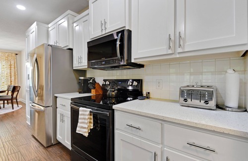 I-435 West KC-KS House | The Ultimate KC BNB-21 Guests-Heated POOL-GoldenTee-Poker-KS Speedway-SportingKC