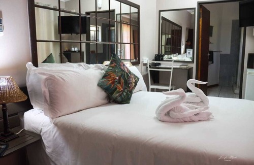 Makhado House | Explore The Ultimate Lodge: Family-Friendly with Pool & Dining