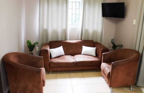 Makhado House | Explore The Ultimate Lodge: Family-Friendly with Pool & Dining