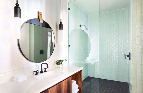 Downtown Seattle Hotel | Unforgettable Seattle Getaway! Pet-Friendly & Near Pop Culture