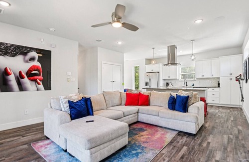 Cedar Crest Apartment | “The Ultimate View: Skyline Luxury Retreat in Dallas”