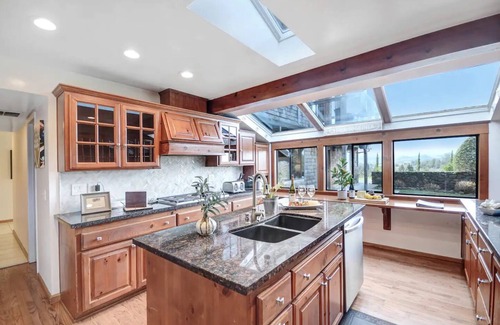 Healdsburg House | Indulge in the Ultimate Wine Lover's Experience Today