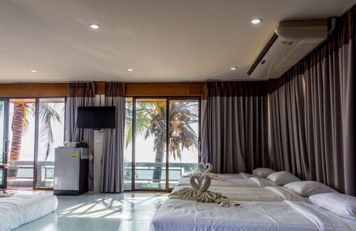 Bang Saphan Hotel | Relax at The Uncle Beach Resort with Ocean Views & Dining