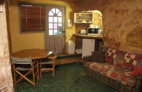 Coober Pedy Hotel | Underground Motel: Family-Friendly Stay with Breakfast