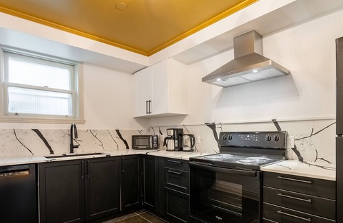 Ahuntsic Apartment | Experience The Unforgettable: Metro Hotel with Spa & Kitchen