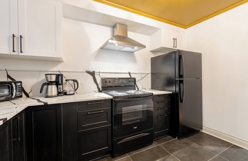 Ahuntsic Apartment | Experience The Unforgettable: Metro Hotel with Spa & Kitchen