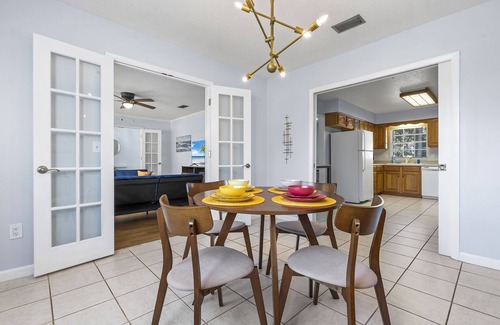 Gainesville House | Perfect Retreat for Groups Near UF - Pet Friendly & Spa