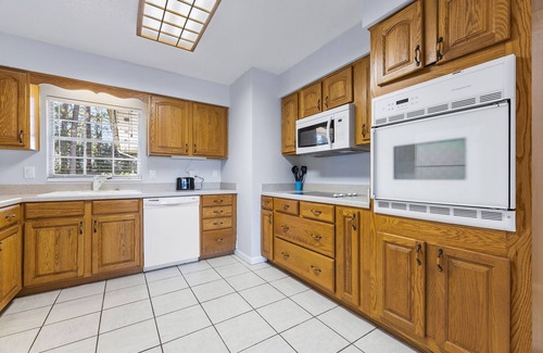 Gainesville House | Perfect Retreat for Groups Near UF - Pet Friendly & Spa