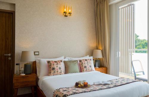 DLF Phase 3 Apartment | The Urban Bloom - Spacious 4BHK Near Metro and CyberHub