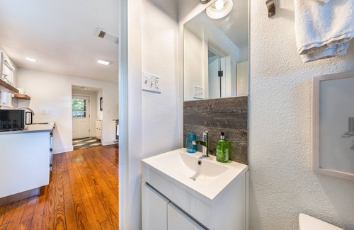 Travis Heights Cottage | Unforgettable Stay at The Urban Canopy - Steps from SoCo