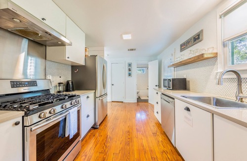 Travis Heights Cottage | Unforgettable Stay at The Urban Canopy - Steps from SoCo