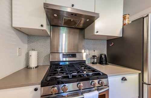 Travis Heights Cottage | Unforgettable Stay at The Urban Canopy - Steps from SoCo