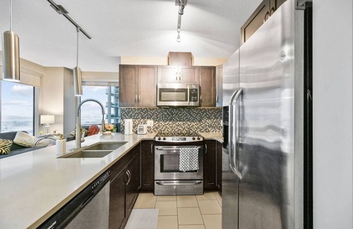 Victoria Park Apartment | The Urban Peak »19th Floor » Mountain & City Views