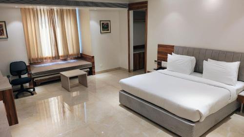 Sanchi Hotel | Relax at The Utopia Resort Sanchi with Pool & Hot Tub