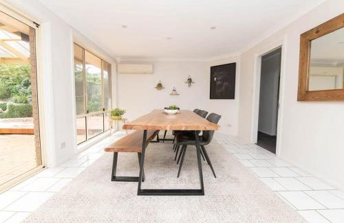 Calare House | Cozy Stay at The Valerie Gardens - Perfect for 11 Guests