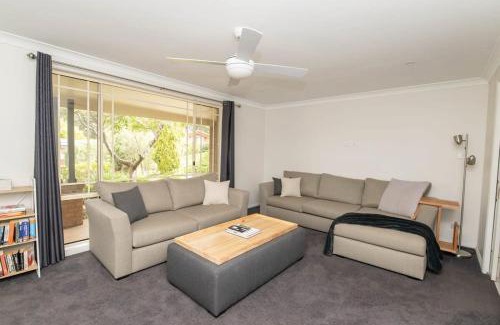 Calare House | Cozy Stay at The Valerie Gardens - Perfect for 11 Guests