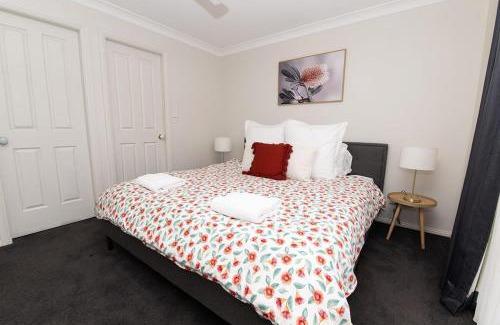 Calare House | Cozy Stay at The Valerie Gardens - Perfect for 11 Guests