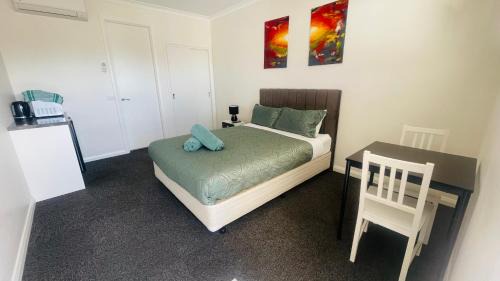 Pakenham Hotel | The Valley Motel