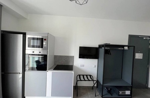Ta' Giorni Condo | Cozy Valley Room 6 with Ocean View and Convenient Parking