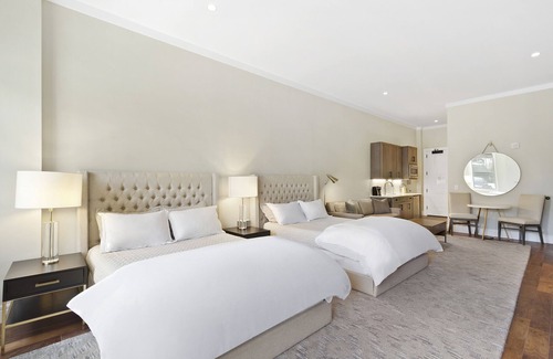 East Garden City Hotel | Elegant Vanderbilt Hotel Suites with Pool & Dining Options
