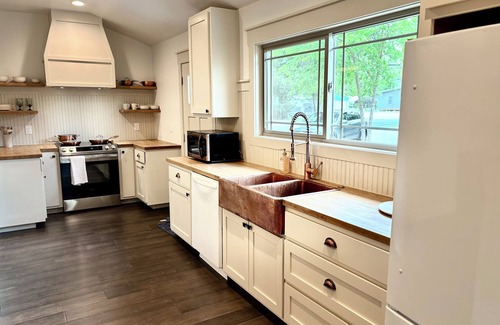 Burnet House | The Vandeveer, Stunning Craftsman Estate in Historic Downtown Burnet