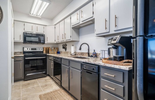Rockwell Apartment | Unmatched Comfort at The Vandiver on Lake Hamilton