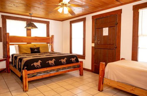 Bandera Hotel | Welcoming Stay at The Vaquero Motel - Pet & Child Friendly