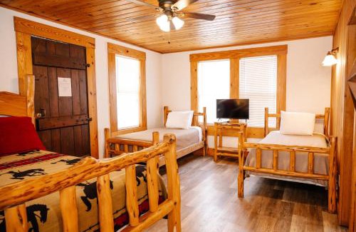 Bandera Hotel | Welcoming Stay at The Vaquero Motel - Pet & Child Friendly