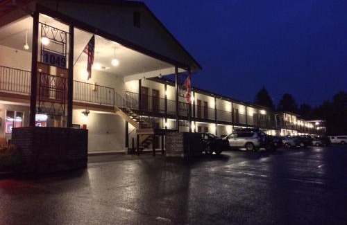 Centralia Hotel | Cozy King Oscar Motel: Pet-Friendly with Oceanfront Pool
