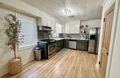 Monroe House | Discover Velvet Crush Cottage: Family-Friendly Retreat in Monroe