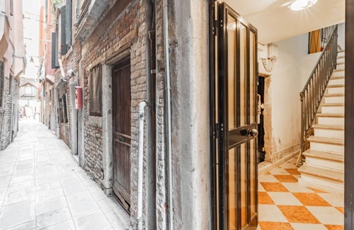 Cannaregio Apartment | Experience Comfort at The Venice Red Door Apartment
