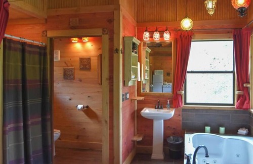 Brenham Cabin | The Veranda is a Secluded Romantic Cabin at Scenic Hill Retreat with Whirlpool Tub