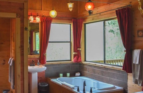 Brenham Cabin | The Veranda is a Secluded Romantic Cabin at Scenic Hill Retreat with Whirlpool Tub