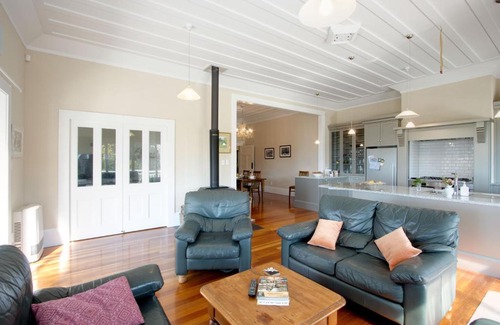Bluff Hill House | Family-Friendly Getaway at The Verandah - Napier Home