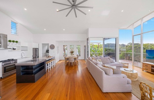 Lake Cathie House | Experience The Vibe Beach House: Ocean Views & Spa Retreat