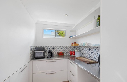 Lake Cathie House | Experience The Vibe Beach House: Ocean Views & Spa Retreat