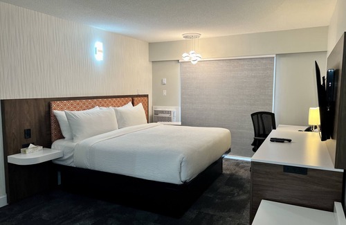 Gorge -Tillicum Area Hotel | Discover The Vic: 4-Star Getaway with Spa & Pool Access
