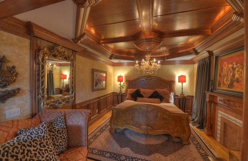 Downtown Bed & Breakfast | Indulge at The Victoria B & B - 4-Star Stay with Pool