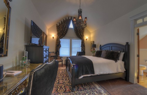 Downtown Bed & Breakfast | Indulge at The Victoria B & B - 4-Star Stay with Pool