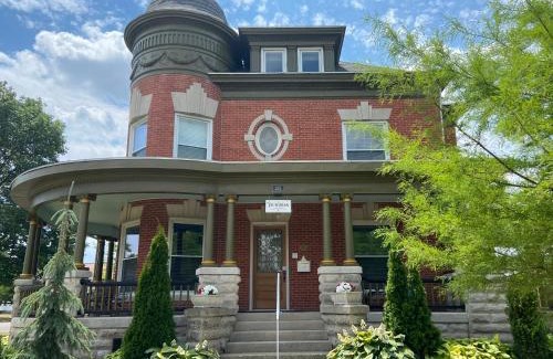 Delphos House | Charming Victorian Guesthouse: Family-Friendly Retreat