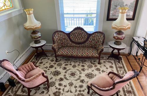 Delphos House | Charming Victorian Guesthouse: Family-Friendly Retreat