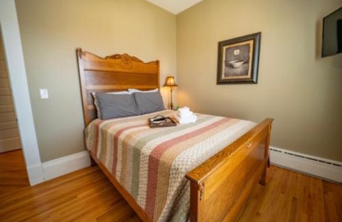 Delphos House | Charming Victorian Guesthouse: Family-Friendly Retreat