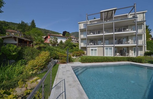 Baveno Apartment | Inviting View-Garden: Lakefront Apartment with Porch