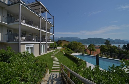 Baveno Apartment | Inviting View-Garden: Lakefront Apartment with Porch